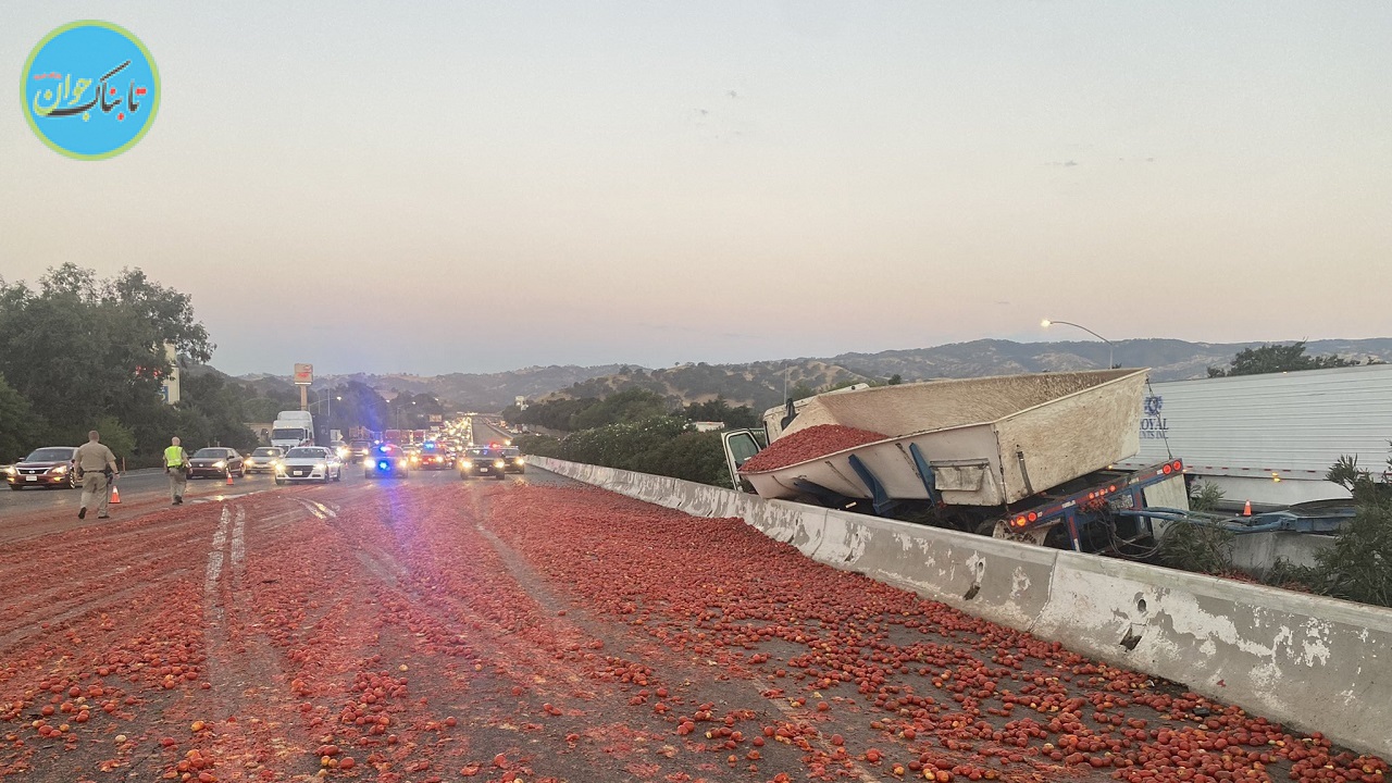 سقوط بار گوجه فرنگی در اتوبان + فیلم