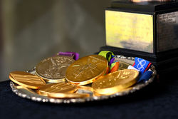 کشف مدال برنز المپیک ۱۹۸۶ آتن در گردگیری خانه اجدادی؛ حراج تنها با ۲۵هزار دلار