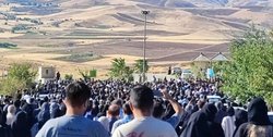 تصاویر مراسم تشییع و تدفین مهسا امینی نمایی از حضور مردم در آرامستان سقز