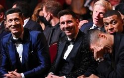 عکس سلطه دوباره مسی بر فوتبال اروپا   تعظیم هالند و لواندوفسکی به فوق‌ستاره آرژانتینی