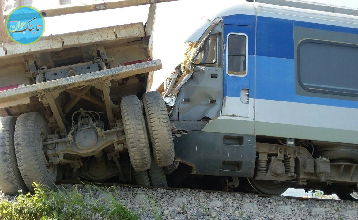 لحظه تصادف تریلی و قطار از داخل کابین راننده!