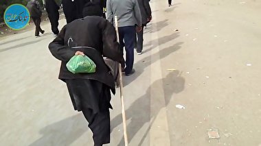 بر دوش کشیدن زائر کهنسال ایرانی توسط نظامی عراقی + فیلم