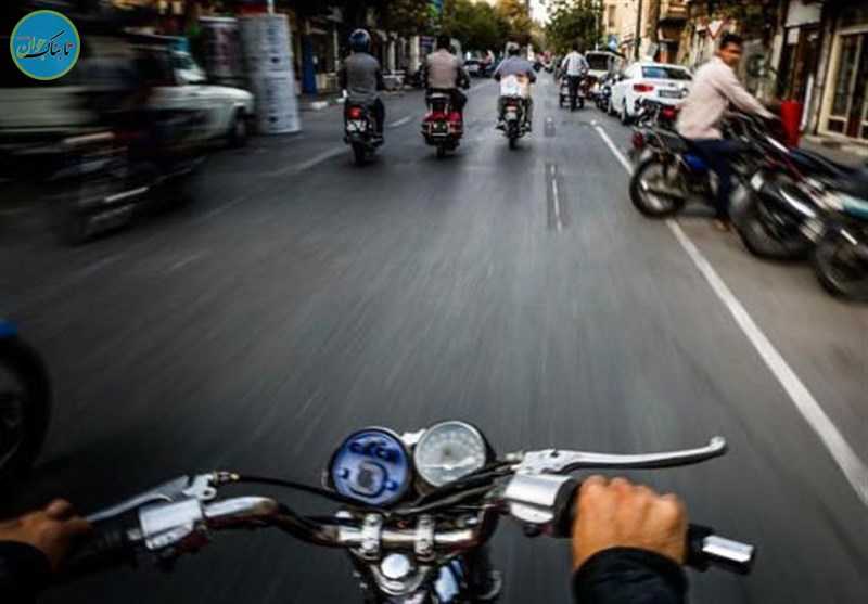 حرکت خطرناک موتور سوار برای حمل بار در خیابان های تهران