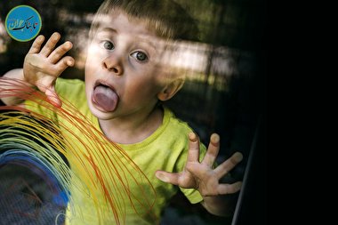 چرا کودک نوپای من همه چیز را می لیسد؟