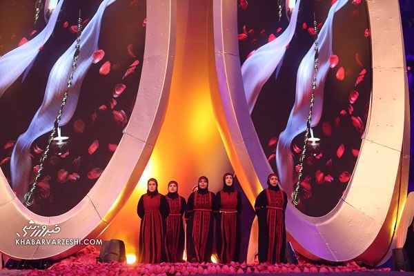 تصویر گروه سرود دختران در افتتاحیه جام ملت‌های آسیا