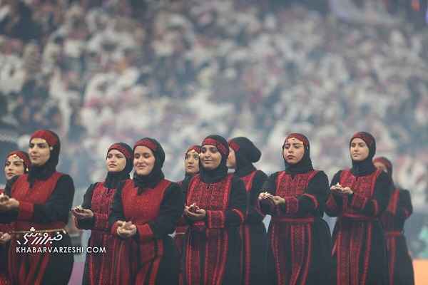 تصویر گروه سرود دختران در افتتاحیه جام ملت‌های آسیا