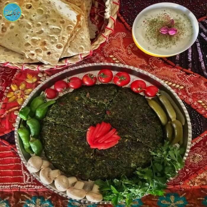 تزیین کوکو سبزی مجلسی برای مدرسه + انواع طرز تهیه تزیین کوکو سبزی با گوجه و خیارشور