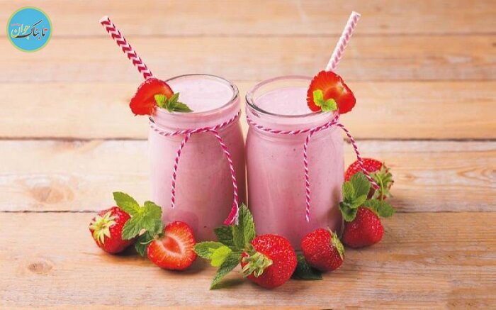 ۱۲ طرز تهیه اسموتی توت فرنگی ساده و ترکیبی مثل کافی شاپ اسموتی توت فرنگی با شیر