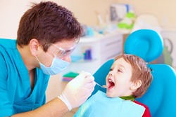 چند سالگی کودک‌مان را به دندانپزشکی ببریم؟