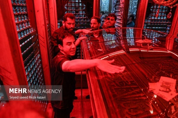 تصویری خاص از عموپورنگ در داخل ضریح