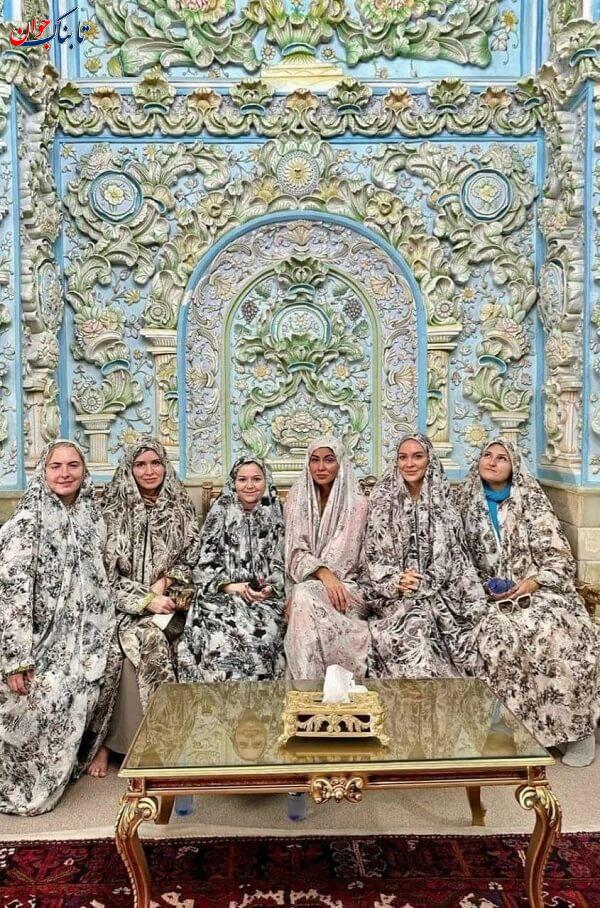 عکس یادگاری گردشگران زن اروپایی با چادر