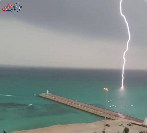 لحظه شگفت انگیز اصابت رعد و برق به دریای کیش