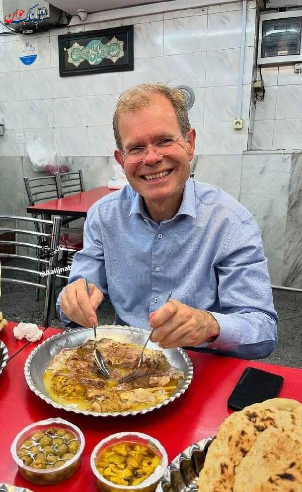 عکس یادگاری سفیر نروژ با غذای خاص ایرانی‌ها