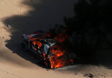 آتش گرفتن اتومبیل رومن دوما و الکساندر وینوک در رالی داکار
