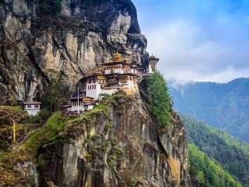 معبد «پارو تاکتسانگ» روی صخره ای رو به دره ی «پارو»ی کشور بوتان قرار گرفته است. این بنا از حدود قرن هفدهم میلادی در آنجا بوده است.
راهبانی که به انجام آداب آیین بودایی می پردازند می توانند سال ها در معبد بمانند و هرگز به پایین دره نروند.