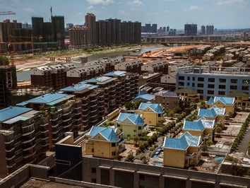 در سال ۲۰۱۳، ۲۵ خانه ی لوکس به طور غیر قانونی روی سقف یک مرکز خرید محلی در استان هونان ِ چین ساخته شدند.
این خانه ها بعداً به عنوان خوابگاه هایی برای کارکنان مرکز خرید مورد استفاده قرار گرفتند.