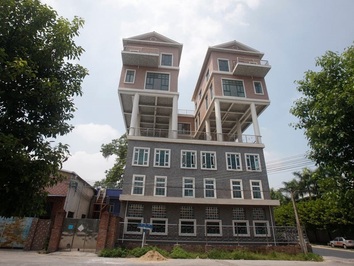 در استان گوانگدونگ چین، دو خانه که در سال ۲۰۱۱ ساخته شده بودند بعدتر روی سقف ساختمان یک کارخانه گذاشته شدند.
به گفته ی رسانه های چین، نتیجه ی کار از اندازه ی مجاز تعیین شده برای خانه ها در چین بیشتر از آب درآمد به همین دلیل خانه ها خلاف قانون تشخیص داده شدند.