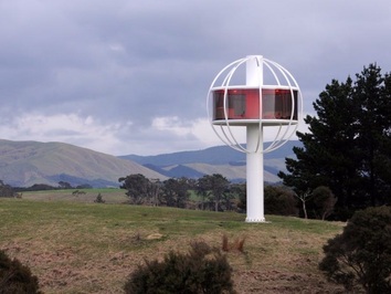 بعضی ها ترجیح می دهند مخفیگاه شان را به سبک خودشان درست کنند، مثل این خانه در نیوزلند که Skysphere نام دارند.
این خانه که ساخته ی مهندسی به نام جونو ویلیامز است و در آن چراغ ها با اپلیکیشن موبایل کنترل می شوند و یک دستگاه نوشیدنی ساز در کاناپه تعبیه شده که با صدا قابل کنترل است. این خانه یک فقل زامبی هم دارد که شما را از حمله ی زامبی ها حفظ می کند!