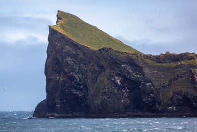 انسان ها قرن ها است که به دنبال مکان های دورافتاده می گردند. نزدیک به ۳۰۰ سال قبل، ۵ خانواده در جزیره ی Elliðaey ایسلند زندگی می کردند که میزبان شکارچیان رهگذر طوطیان دریایی می شدند.
اما انگار این جزیره به اندازه ی کافی خلوت نبود، به همین خاطر این خانواده ها یک حصار هم دور ملک شان کشیدند.