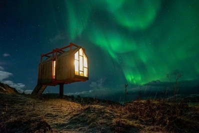 این خانه ی کوچک در جزیره ی Fordypningsrommet Fleinvær در آب های نروژ ساخته شده و فرصت تماشای شفق قطبی را برای بازدیدکنندگان فراهم می کند.
این خانه در واقع بخشی از هتلی به نام «آرکتیک هاید اِوِی» است. این جزیره به قدری دورافتاده است که باید با یک قایق یا کشتی فری به آنجا روید. هیچ ماشین یا رستورانی در این جزیره وجود ندارد.