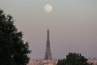  اَبَر ماه صورتی پاریس از فرانسه

