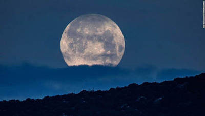  اَبَر ماه صورتی بر فراز سانفرانسیسکو، کالیفرنیای آمریکا

