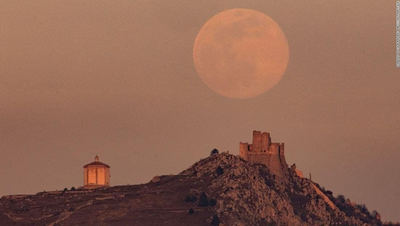  اَبَر ماه صورتی پشت قلعه روکو کلاسیکو، ایتالیا

