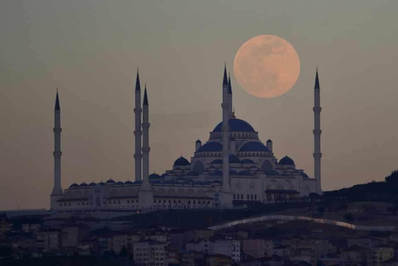 اَبَر ماه صورتی بر فراز مسجد کاملیکا، استانبول ترکیه

