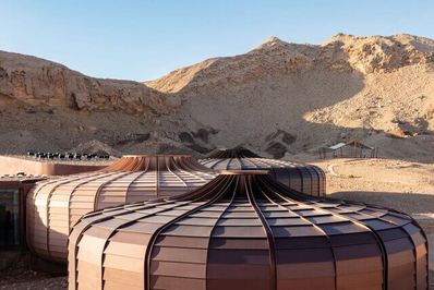 ساختمان نمایشگاه «Buhais» اثر Hopkins Architects» / شارجه - امارات
