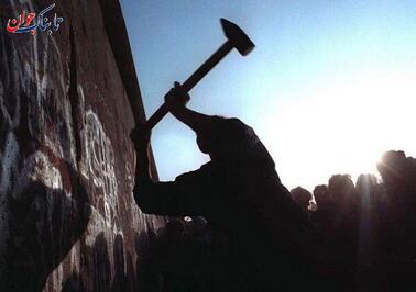 مرد آلمانی با پتک در حال خراب کردن دیوار برلین. 12 نوامبر 1989
