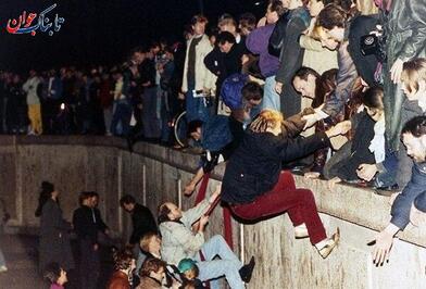 کمک شهروندان برلین غربی به شهروندان برلین شرقی برای عبور از دیوار. 10 نوامبر 1989
