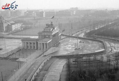 نمایی از دیوار برلین در مقابل دروازه براندنبورگ. نوامبر 1961
