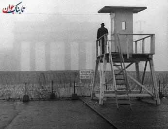 کیوسک نگهبانی برلین غربی در مقابل دروازه براندنبورگ. نوامبر 1961
