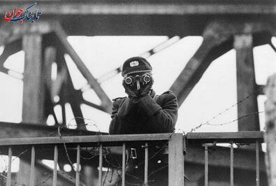 پلیس مرزی آلمان شرقی با دوربین بخش غربی برلین را تماشا می کند. سال 1961
