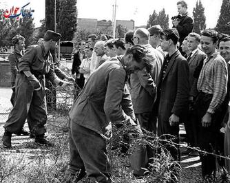 13 اوت 1961 سربازان برلین شرقی با سیم خاردار منطقه حایل را مشخص می کنند.
